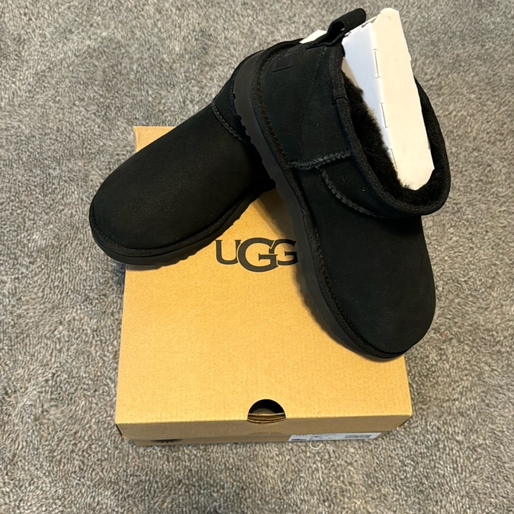 UGG shoes w classic ultra mini color black size 7